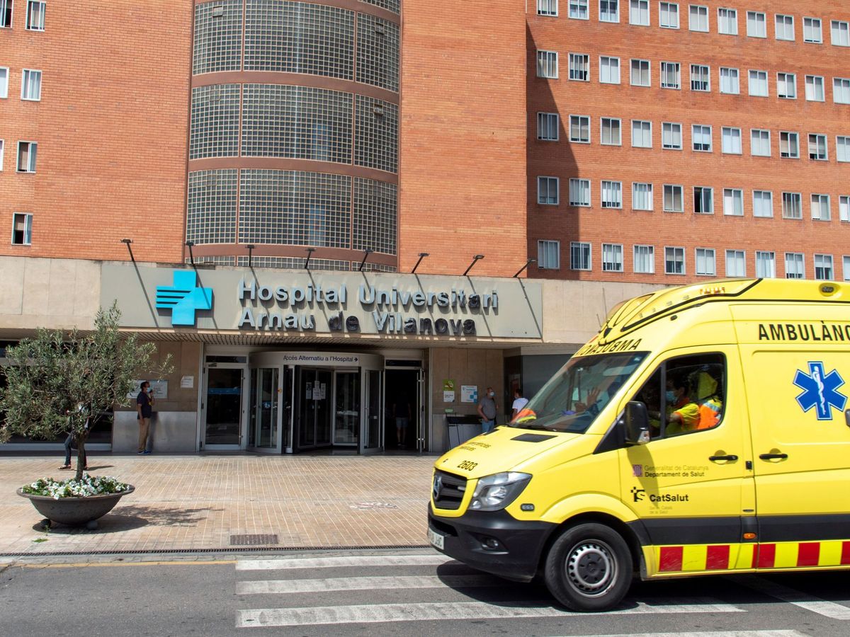 Foto: Vista del hospital Arnau de Vilanova de Lleida, capital de la comarca del Segriá, que desde el sábado permanece confinada perimetralmente por varios brotes. (EFE)