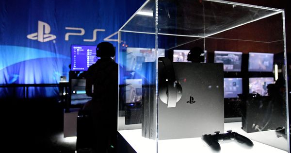 Foto: PlayStation 4 durante las finales de la liga de 'Call of Duty' en Miami Beach. (Reuters)