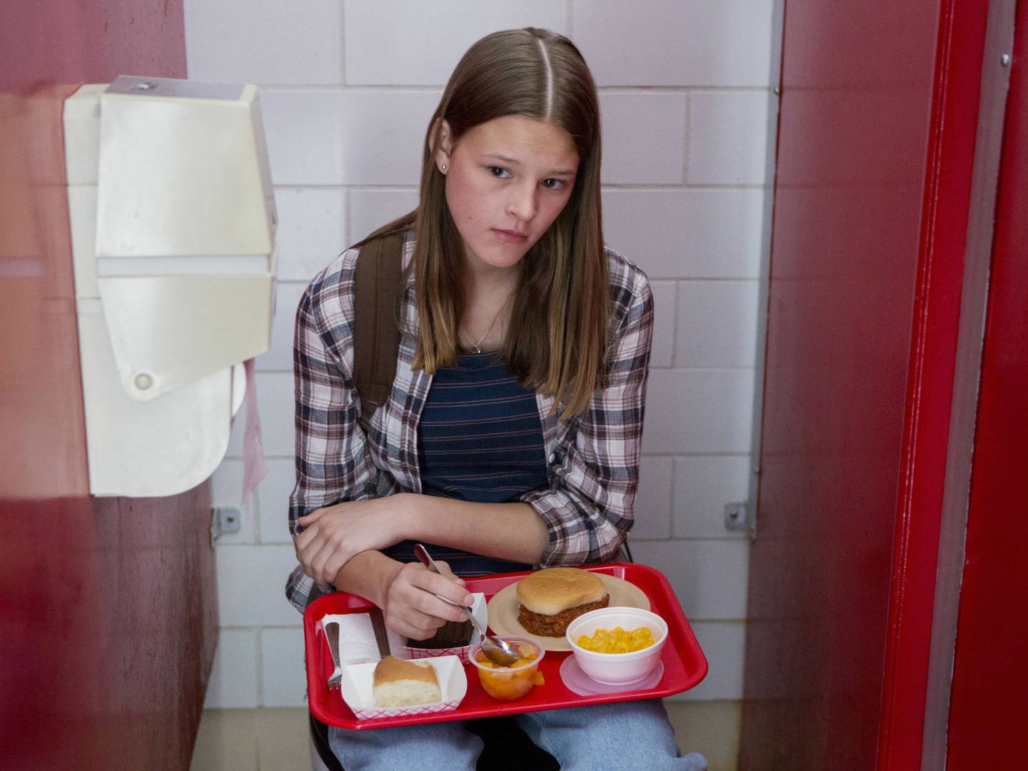 Comer dentro del baño porque sientes que el mundo te odia. (Netflix)
