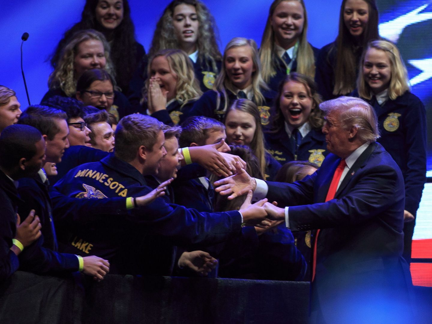 Trump saluda a varios jóvenes tras un mítin en 2018. (EFE)