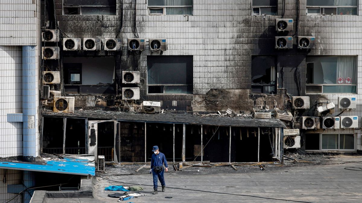 China detiene a 12 personas por un incendio en un hospital de Pekín que deja ya 29 muertos