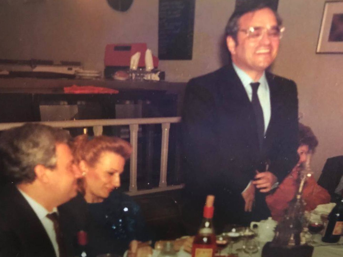 De izquierda a derecha, Del Burgo, su esposa y Marín Villa en una foto de archivo de 1987.
