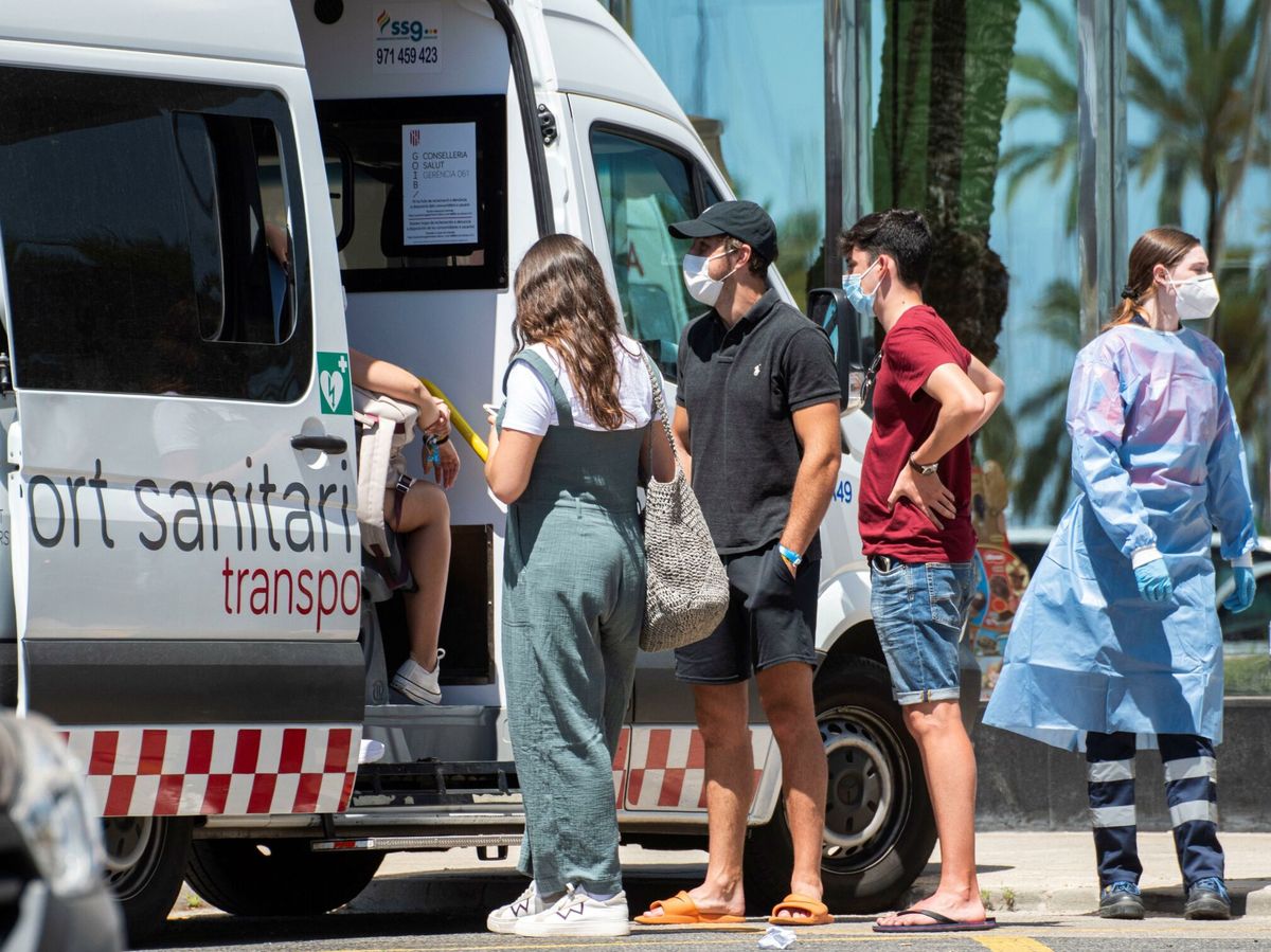 Foto: Trasladan a estudiantes a un hotel de Palma de Mallorca para hacer cuarentena (EFE) 