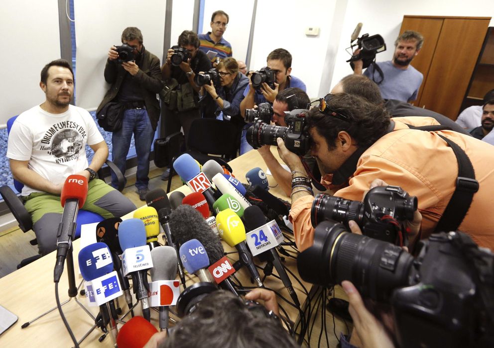 Foto: Rueda de prensa de Javier Limón tras abandonar el hospital. (EFE)