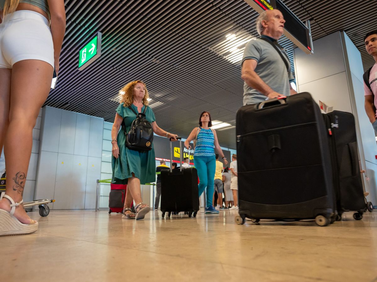 Foto: Varios viajeros en un aeropuerto. (EFE/Fernando Villar)