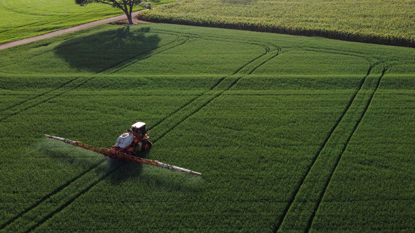 Un tractor, fumigando con pesticida los campos. (Reuters/R. Buhrer)