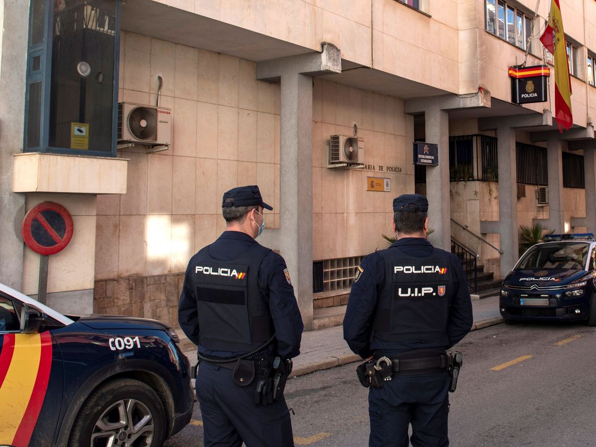 Foto: Agentes de la Policía Nacional de Jaén auxiliaron a la mujer. (EFE/Carlos Cid)