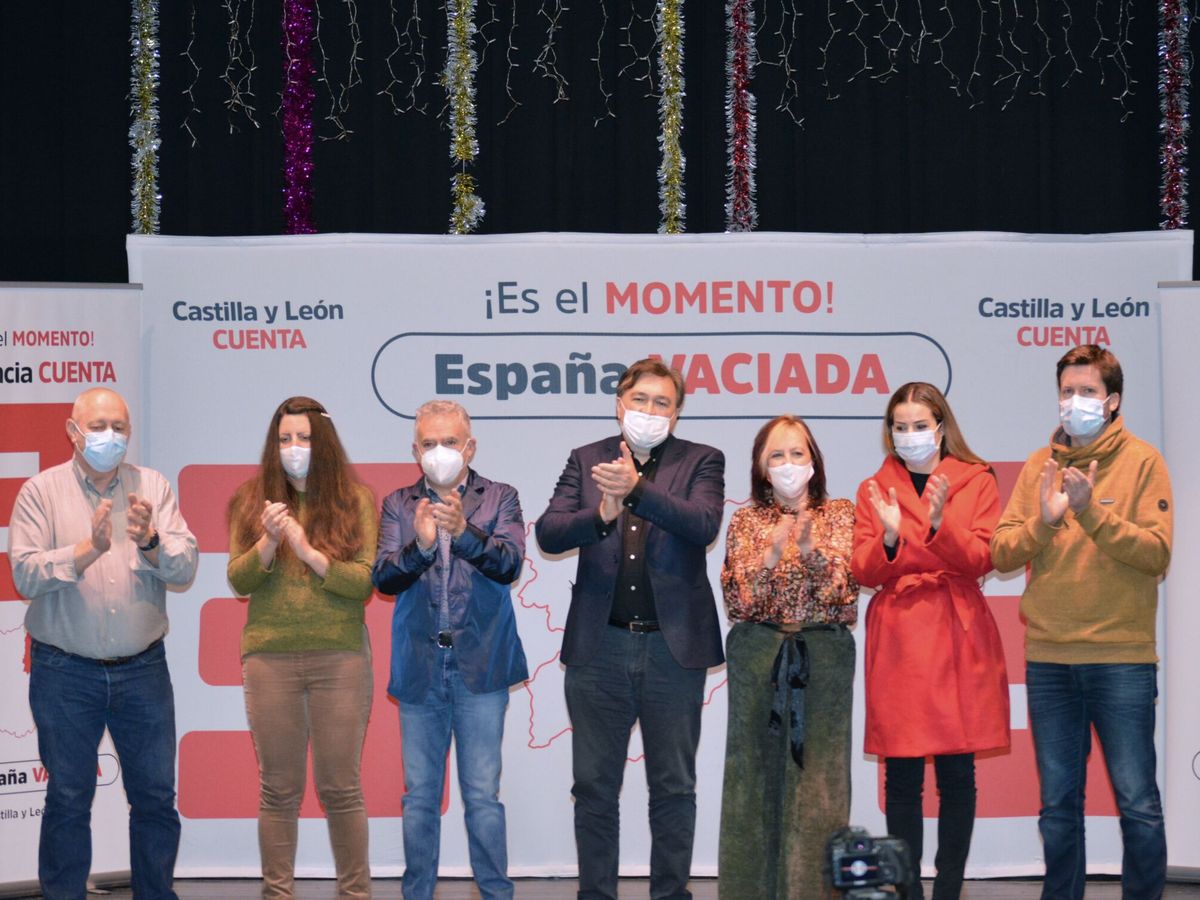 Foto: Los candidatos de la España Vaciada en Castilla y León, con Tomás Guitarte. (EFE/Almudena Álvarez)