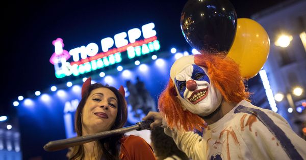 Foto: Varias personas disfrazadas celebran Halloween en la Puerta del Sol. (EFE)