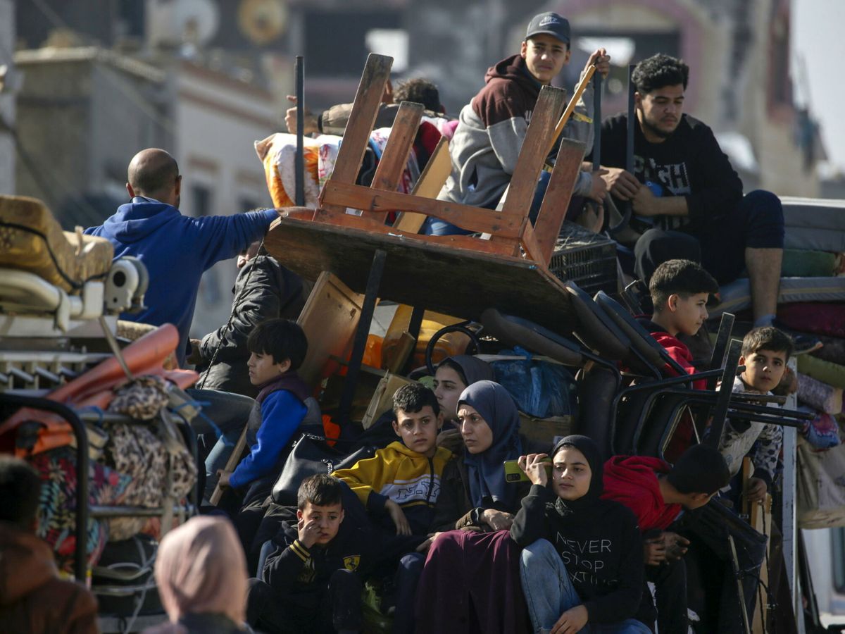 Foto: Los palestinos huyen de los campos de refugiados. (EFE/Mohammed Saber)