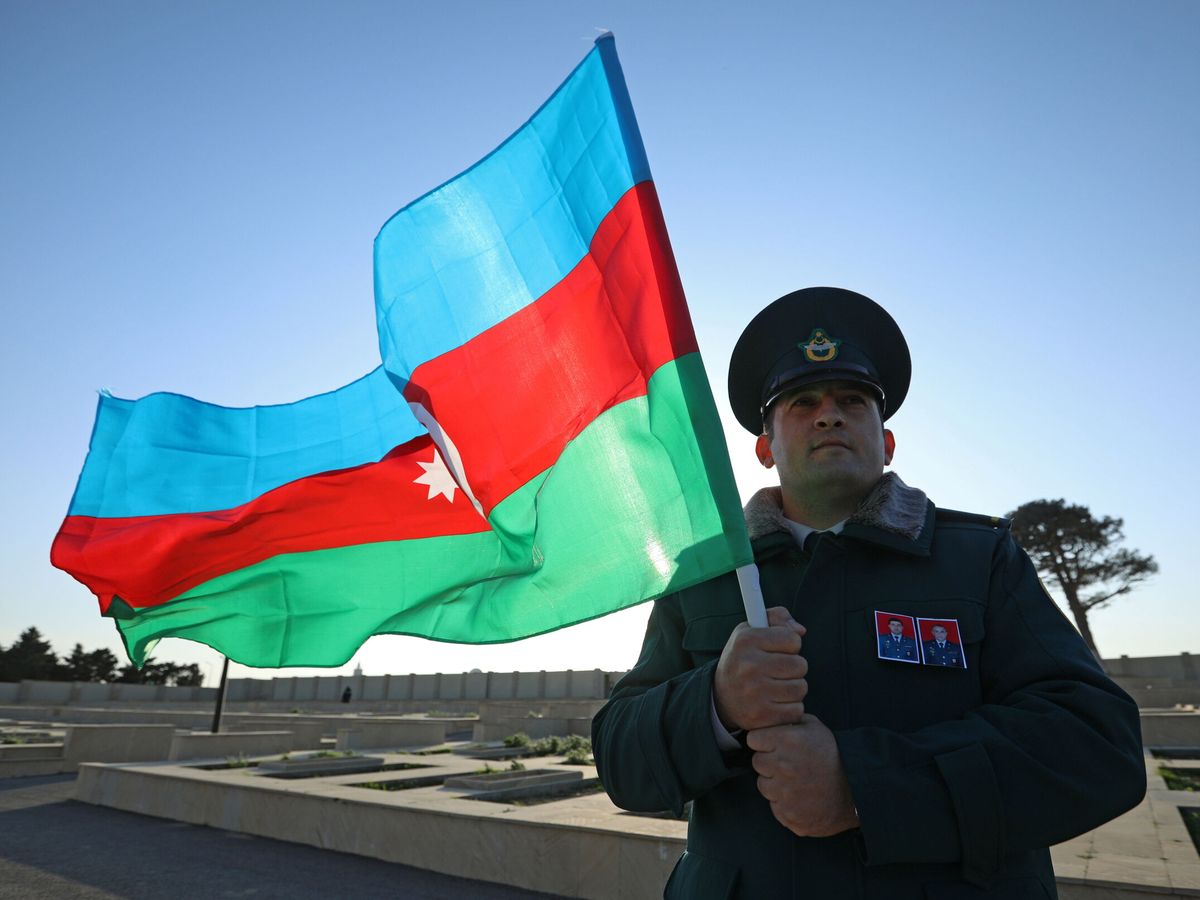Foto: Un militar con la bandera de Azerbaiyán. (Reuters/Aziz Karimov)