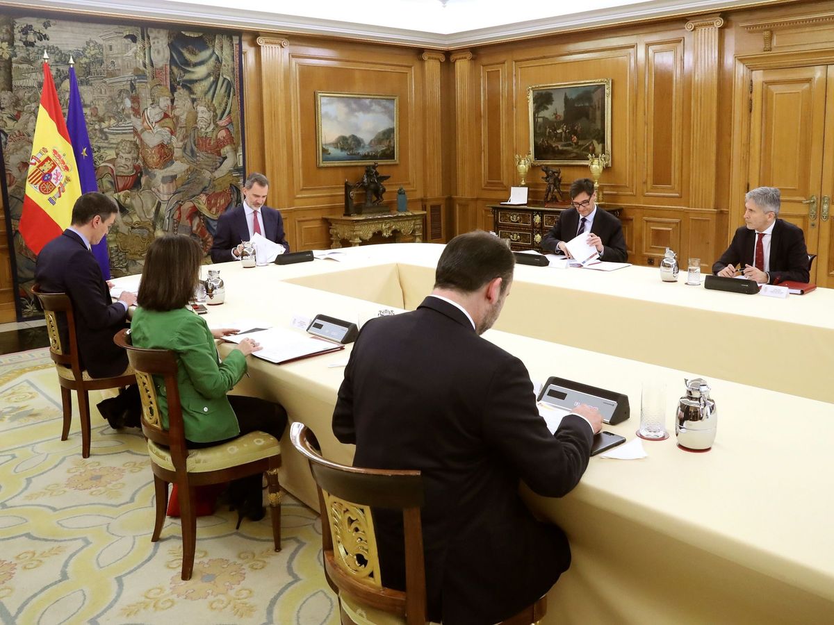 Foto: Imagen facilitada por la Casa Real de la reunión que ha mantenido este miércoles Felipe VI con el presidente del Gobierno, Pedro Sánchez, y los miembros del Comité de Gestión Técnica del Coronavirus. 