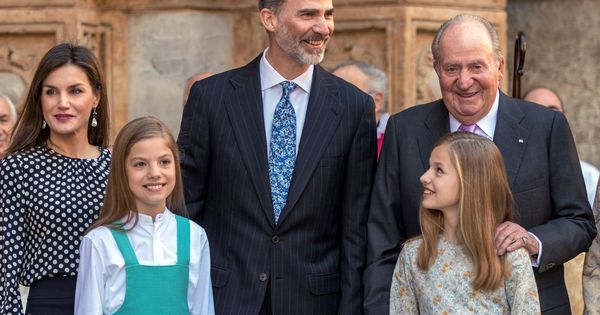 Foto: Los reyes Felipe y Letizia, sus hijas, la princesa Leonor y la infanta Sofía, y los reyes don Juan Carlos (i), y doña Sofía asisten a la misa de Domingo de Resurrección. (EFE)