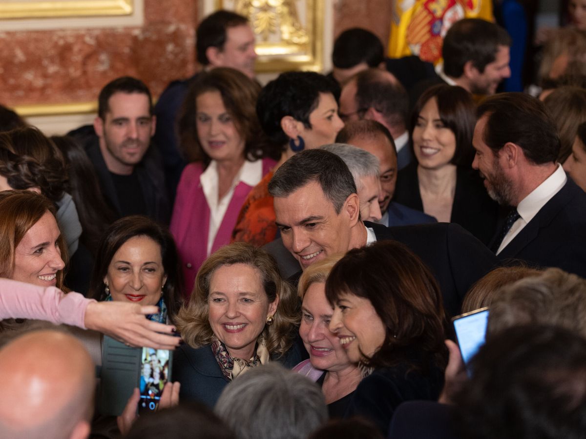Foto: Pedro Sánchez, con algunos de sus ministros, este miércoles en el acto de celebración de la Constitución en el Congreso. (Europa Press/Eduardo Parra)
