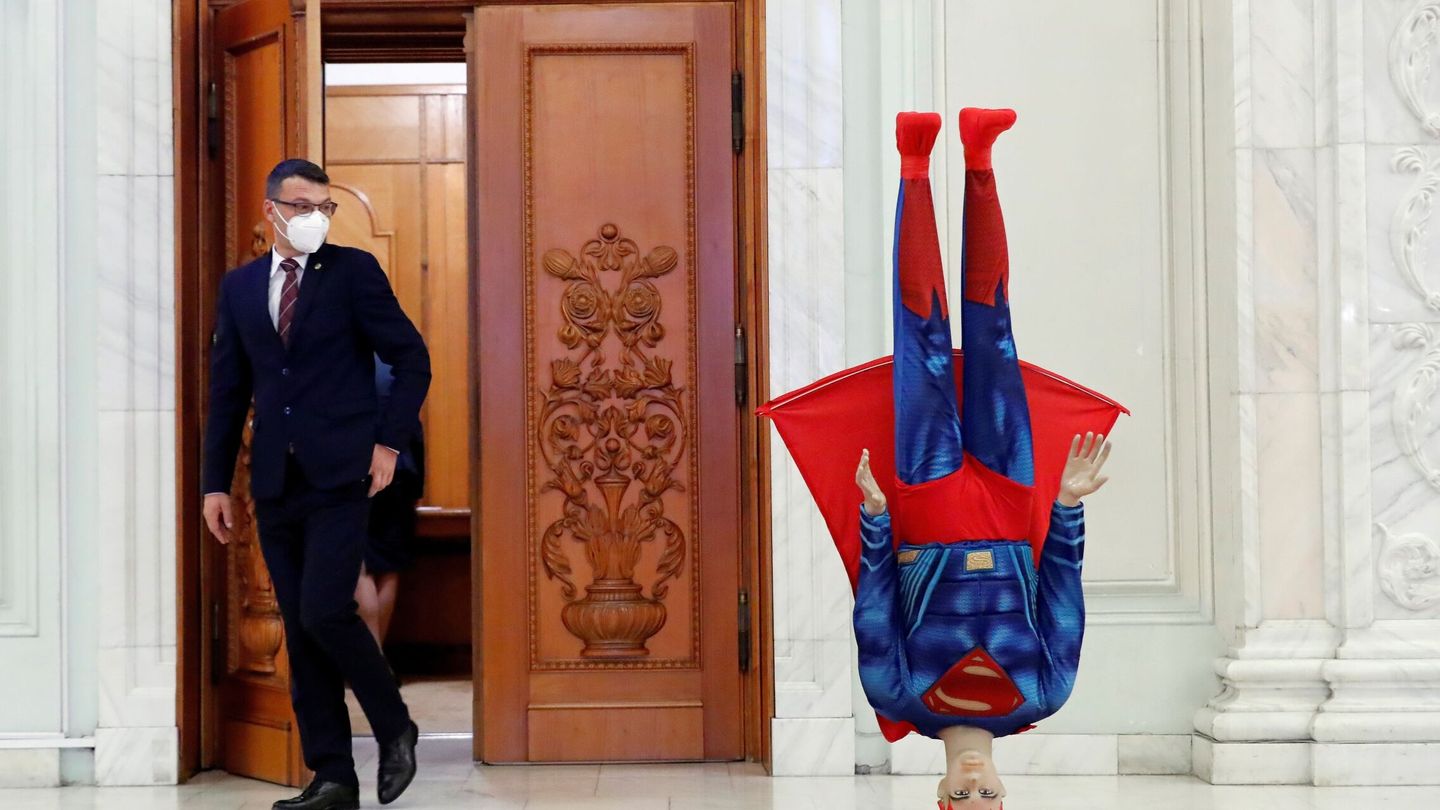 Superman cabeza abajo en el Palacio del Parlamento en Bucarest. (EFE)
