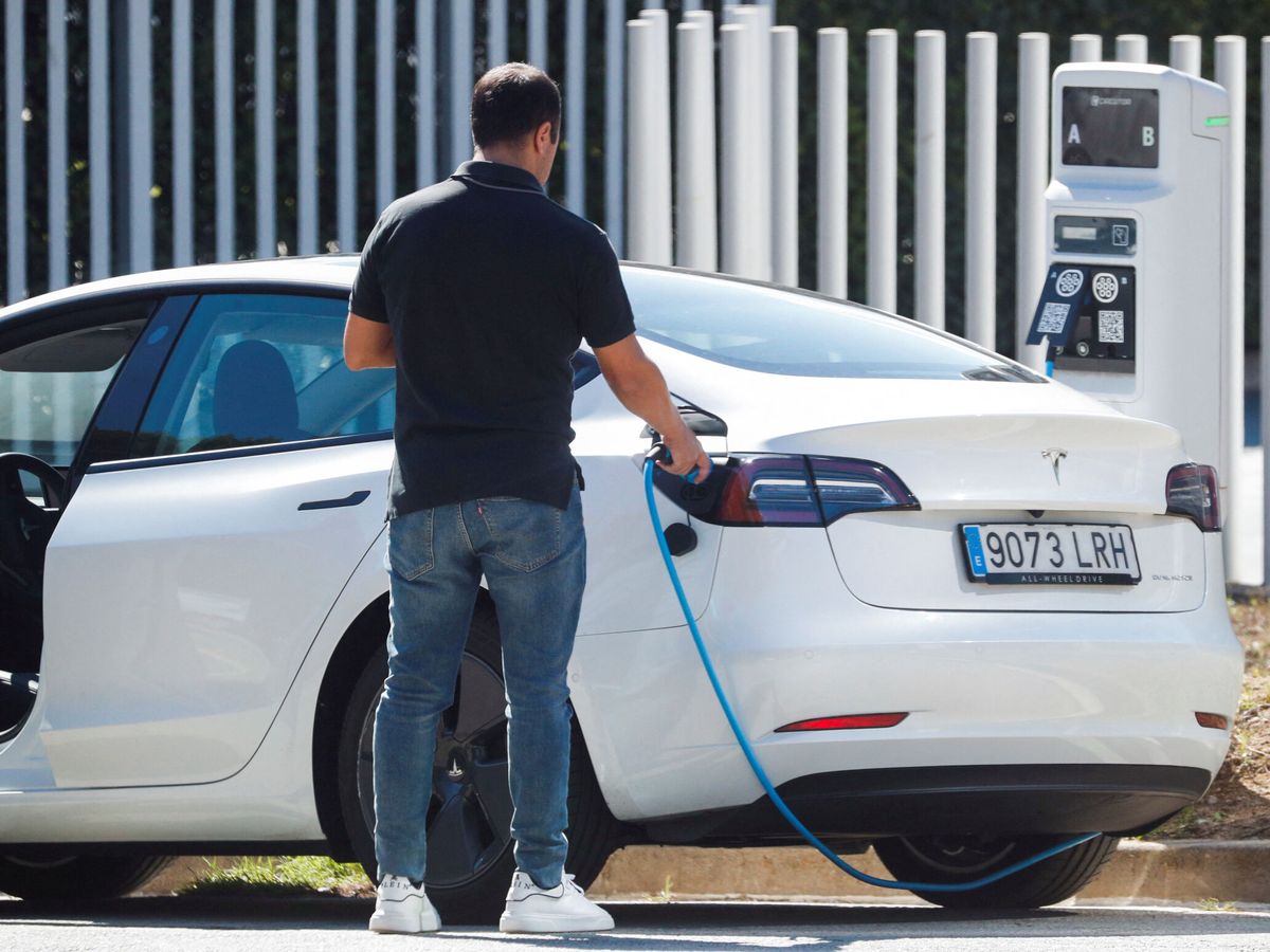 Foto: Un coche eléctrico de Tesla. (Reuters/Albert Gea)