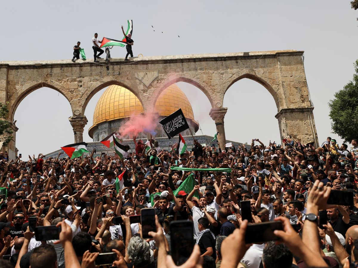 Foto: Palestinos celebran el alto al fuego en la Explanada de las Mezquitas. (Reuters)
