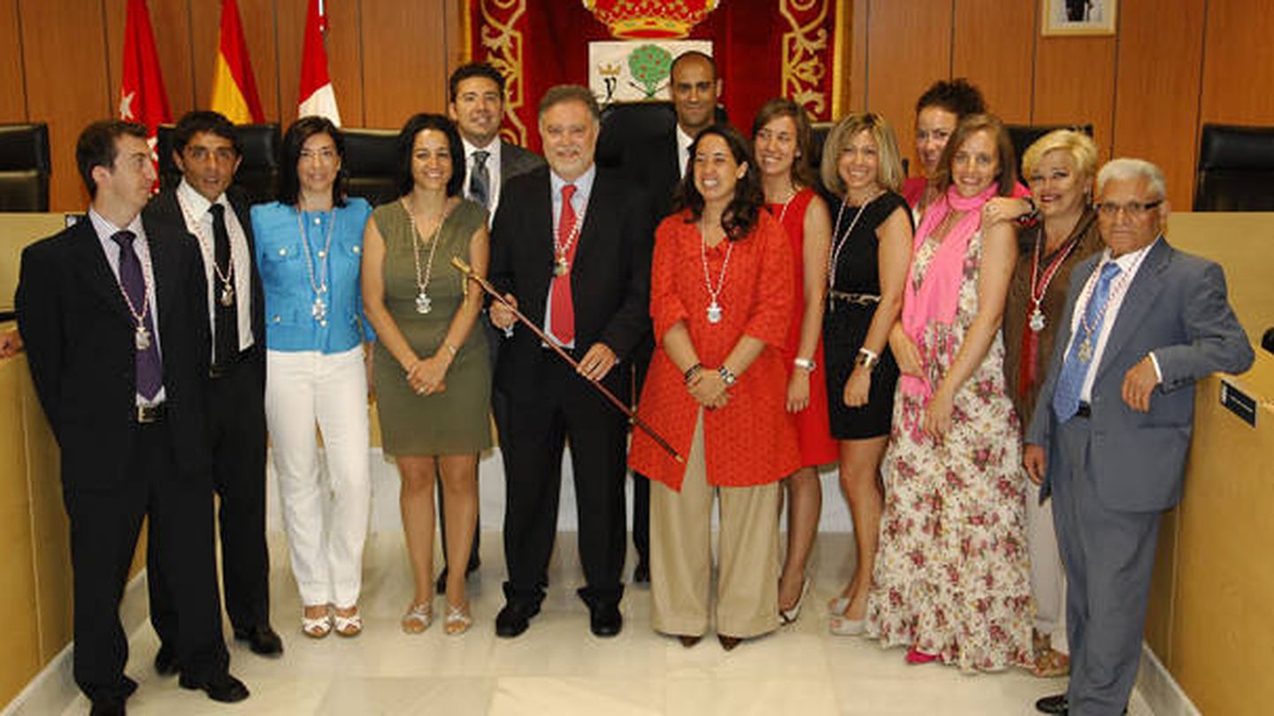 Antonio Carrillo, el último a la derecha de la foto, cuando fue elegido concejal del PP en 2011 en San Sebastián de los Reyes
