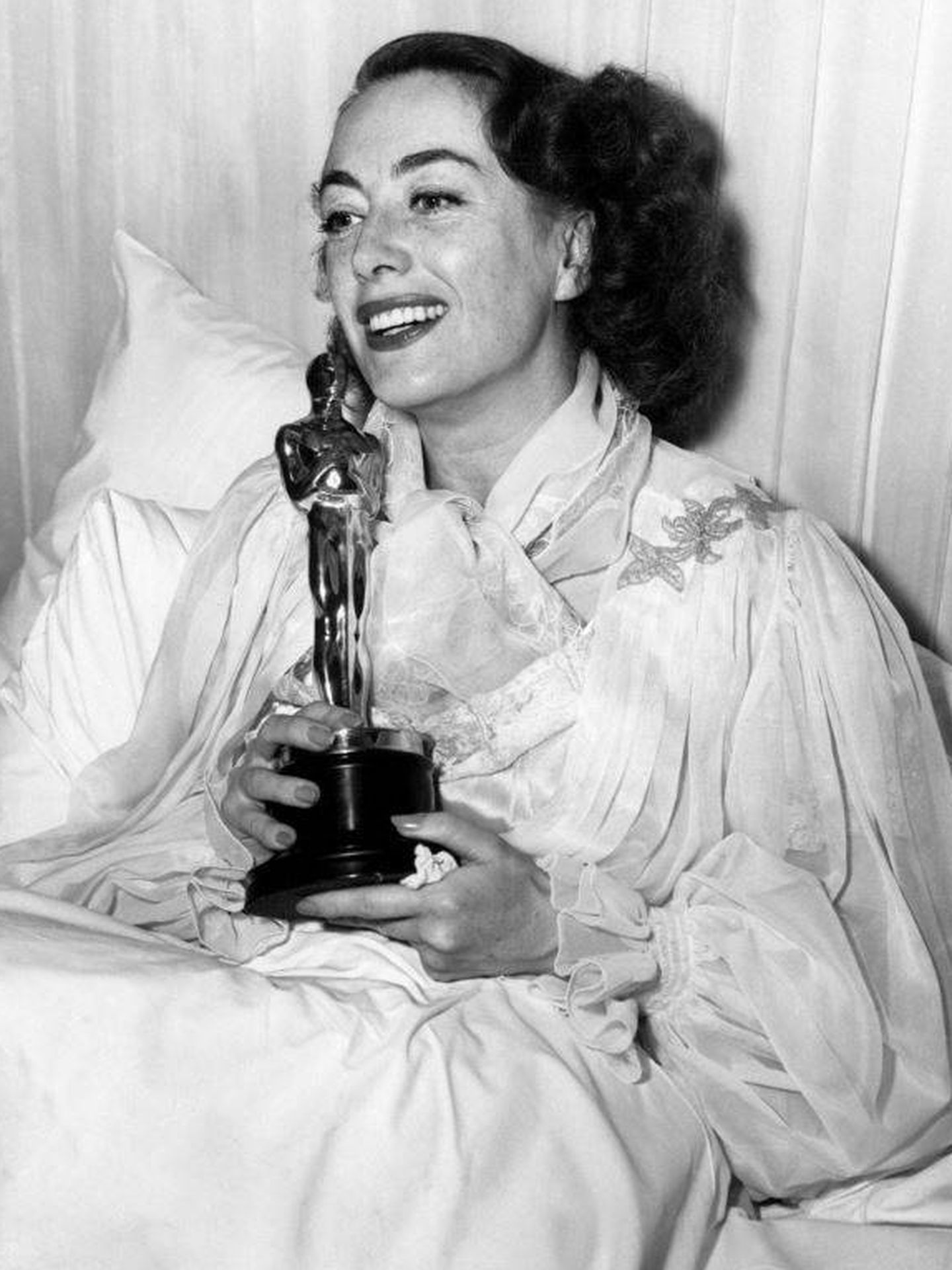 Joan Crawford recibe el Oscar en su cama. (CP)