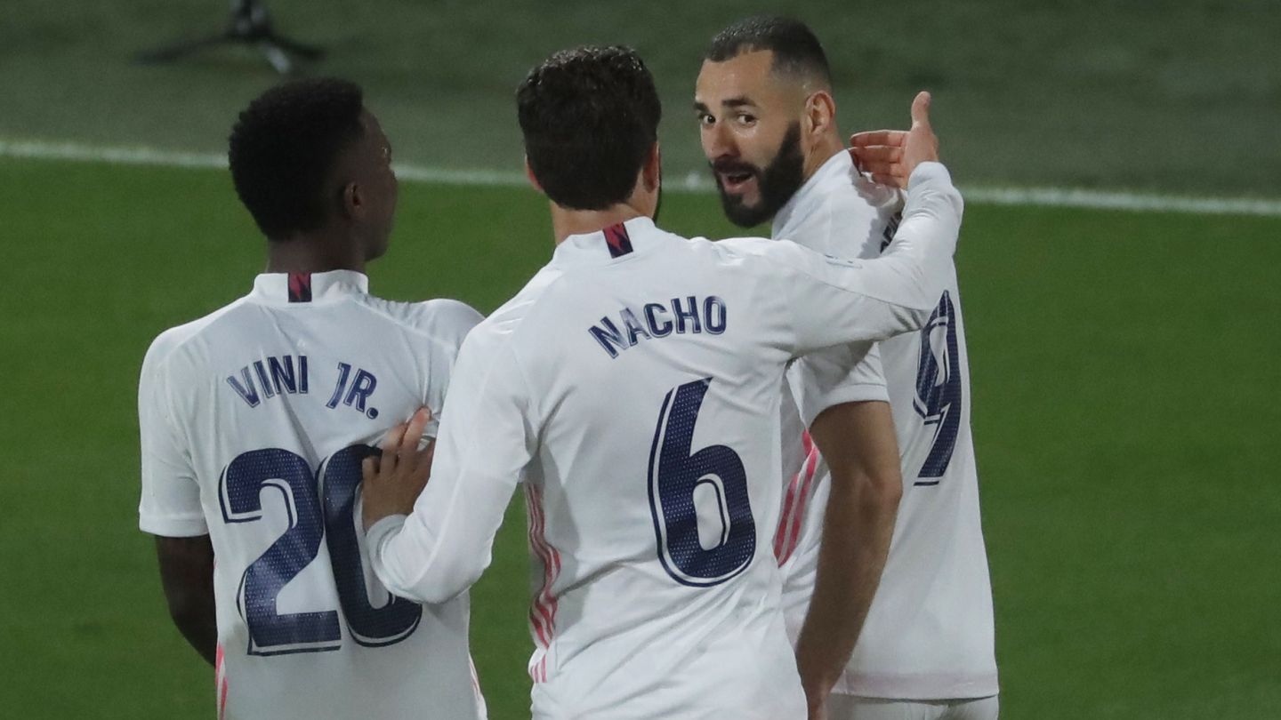 Nacho Fernández felicita a Karim Benzema tras anotar un gol. (Reuters)