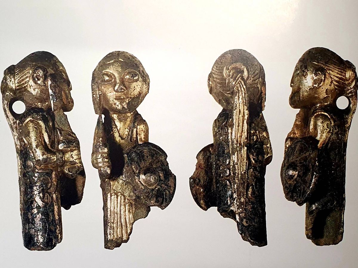 Foto: Cuatro vistas de la figurita de una mujer con armas, probablemente una valkiria, hallada en Dinamarca. (Ático)