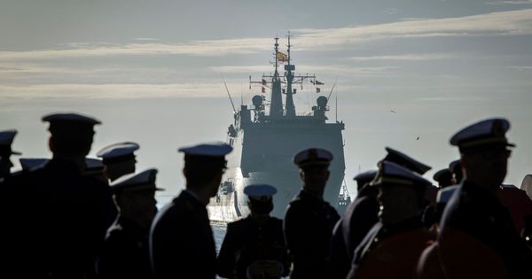 Foto: El buque de asalto anfibio "Castilla" a su llegada a la base naval de Rota (Efe)