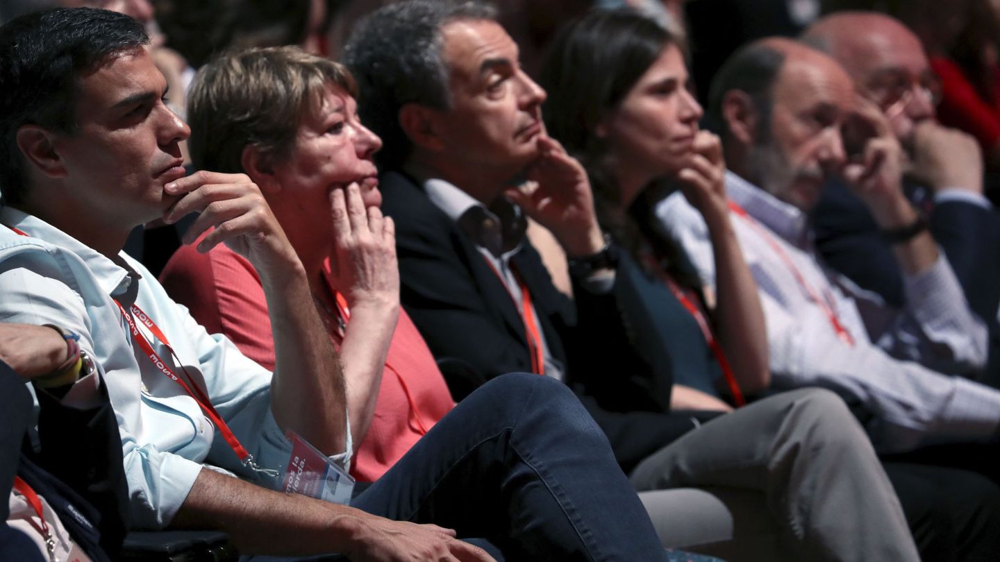 Pedro Sánchez, María Ángeles Siemens, José Luis Rodríguez Zapatero, Alfredo Pérez Rubalcaba y Joaquín Almunia, en el 39 congreso federal del PSOE. (EFE)