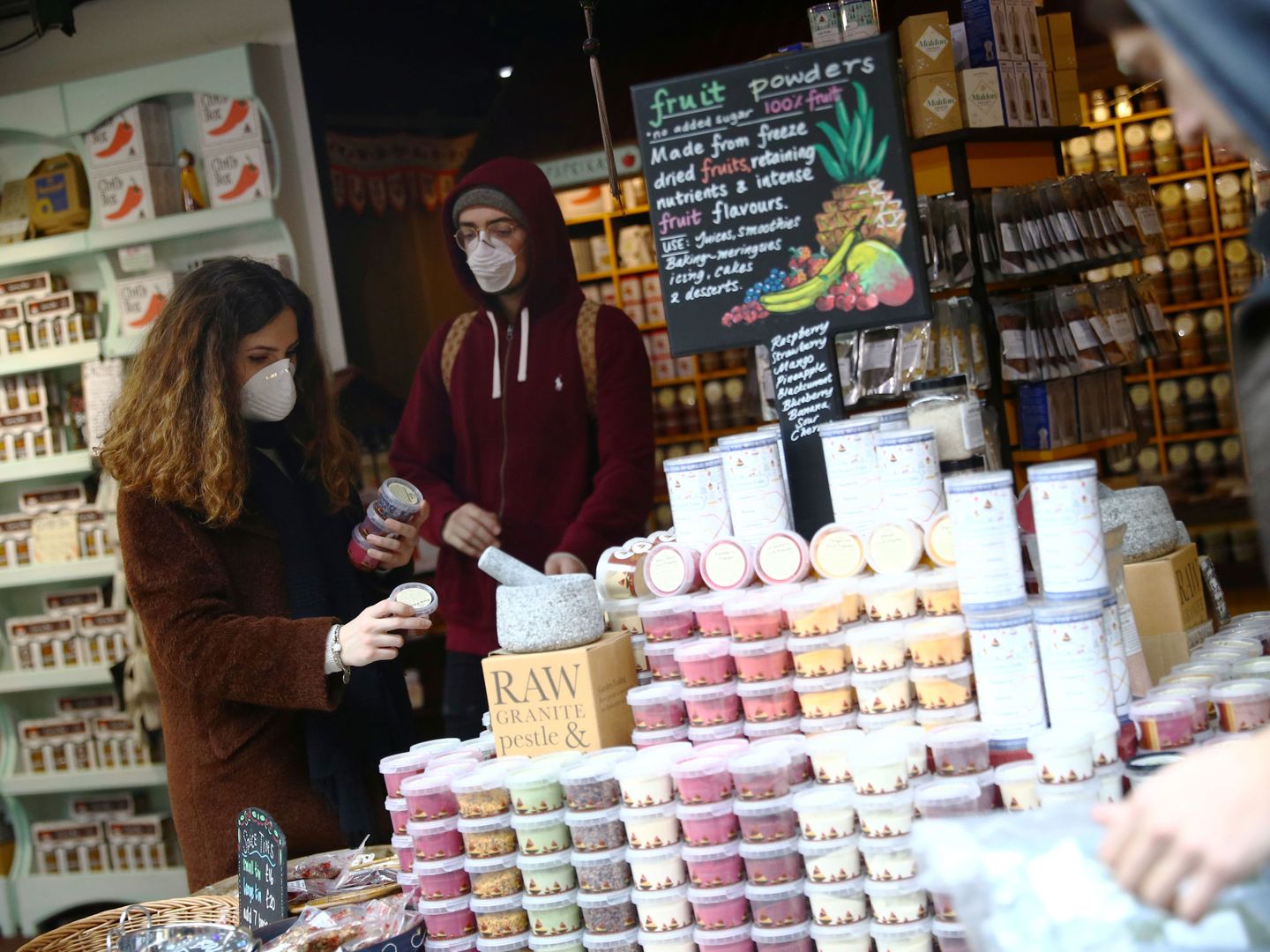 Clientes en una tienda en Londres con mascarillas. (Reuters)