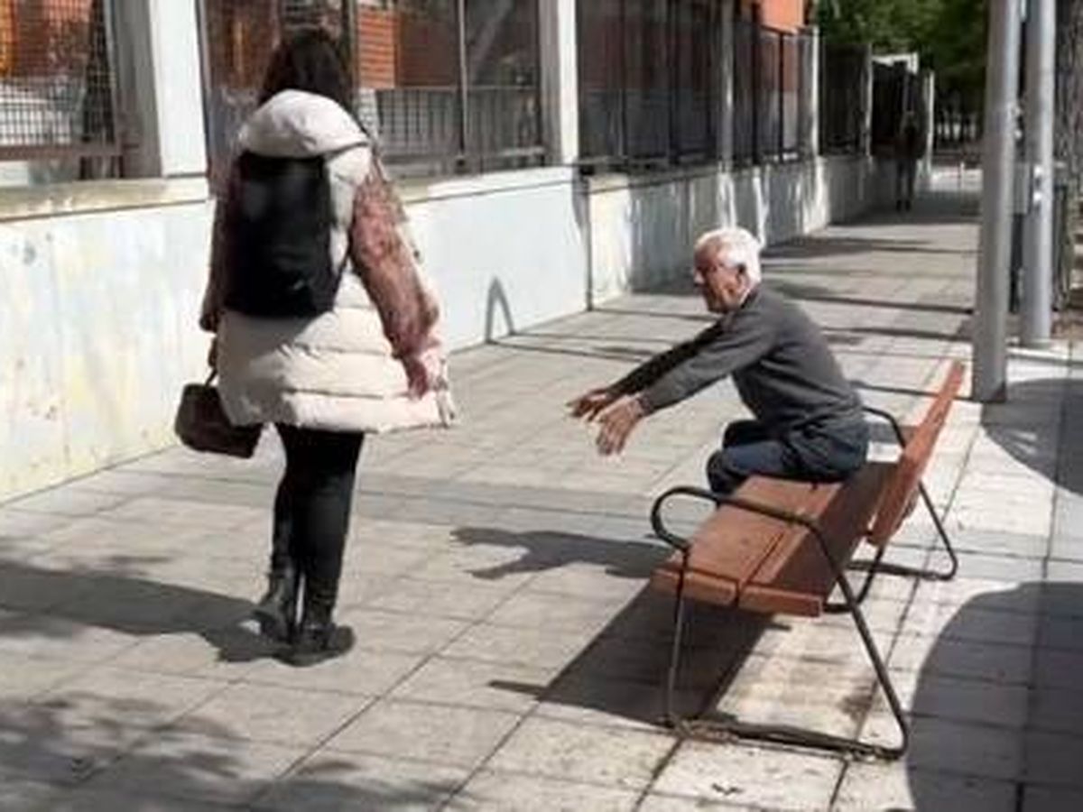 Foto: Un anciano se hace viral en Internet por esta peculiar forma de asustar a los peatones (TikTok/@racingkingrd)
