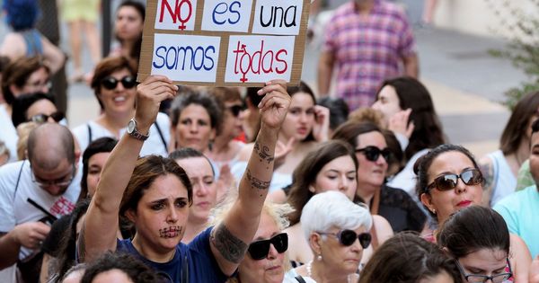 Foto: Manifestación en Valladolid en protesta por la puesta en libertad bajo fianza de los cinco miembros de La Manada. (EFE)