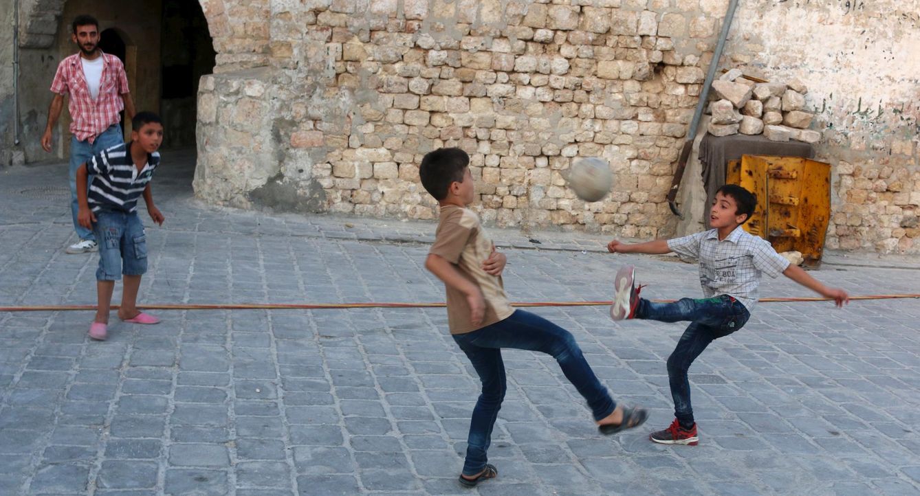 Imagen de niños jugando al fútbol en Alepo (Reuters)