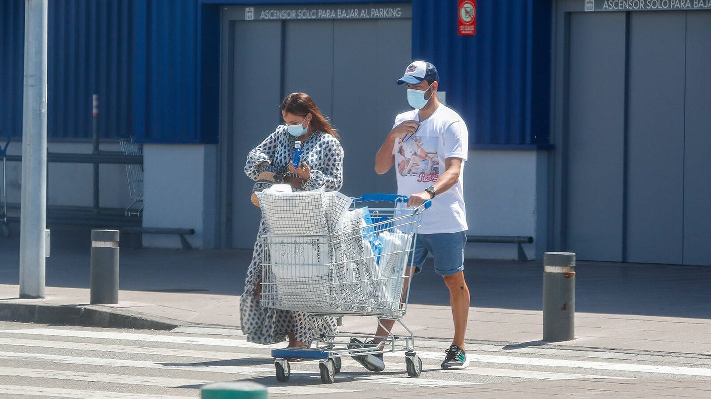 Paula Echevarría y Miguel Torres de compras en el Ikea de Siero (Oviedo). (Gtres) 