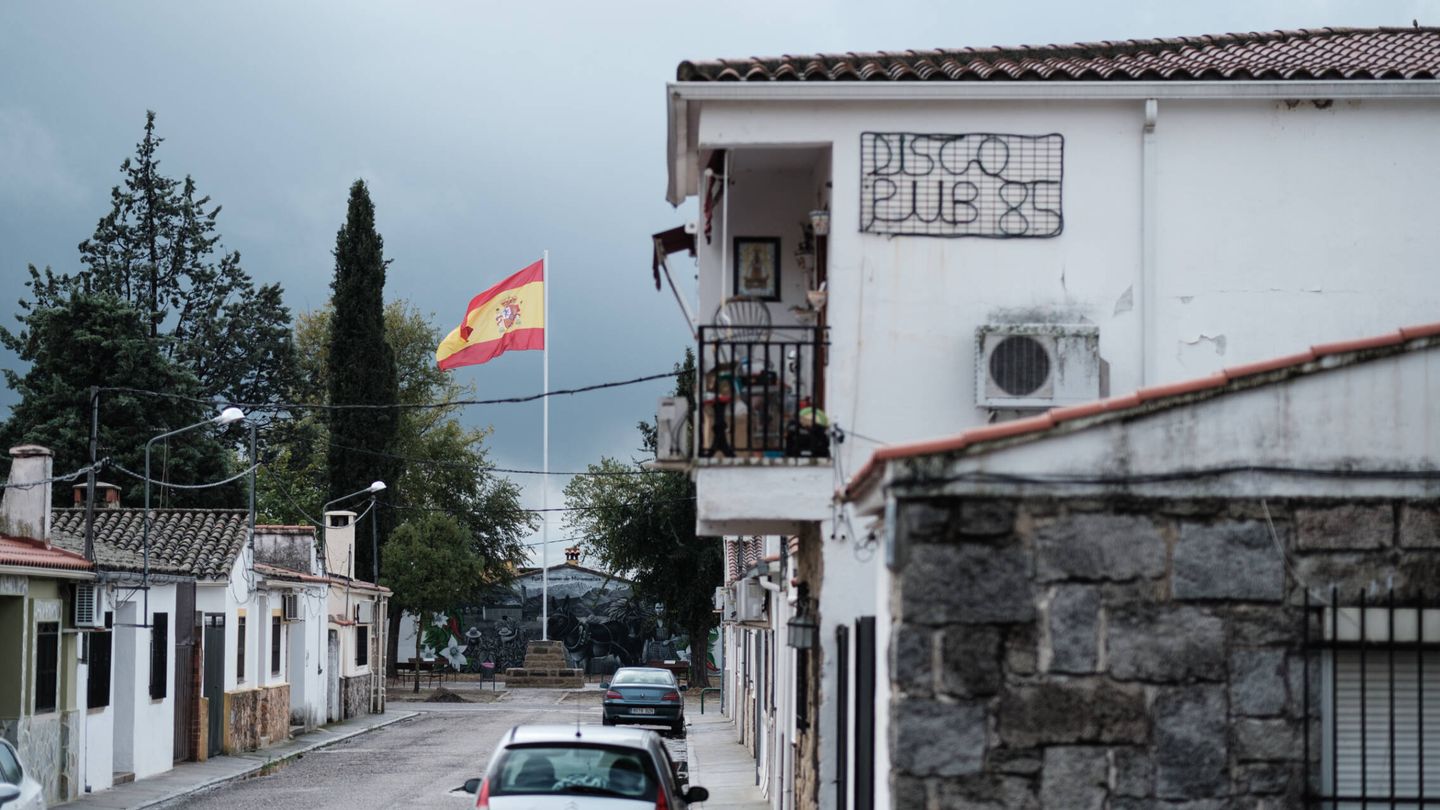 Una bandera de España ondea al final de una de las calles del municipio de Pueblonuevo de Miramontes. (Sergio Beleña)