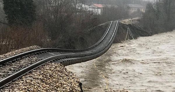 Foto: Las vías del tren, colgando sobre las aguas del río (Foto: Twitter)