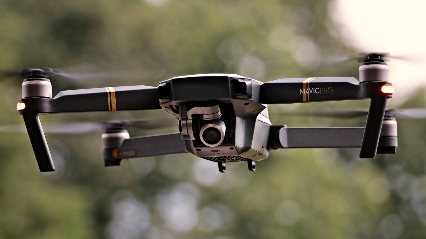 Un dron con cámara de vigilancia. (Pixabay)
