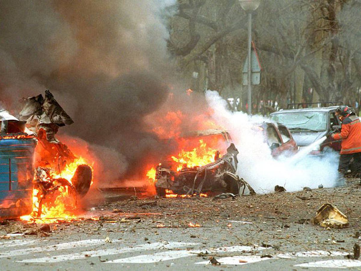 Foto: Explosión del coche bomba que mató a Fernando Buesa y a su escolta, Jorge Díez Elorza, en Vitoria, el 22 de febrero de 2000. (EFE)