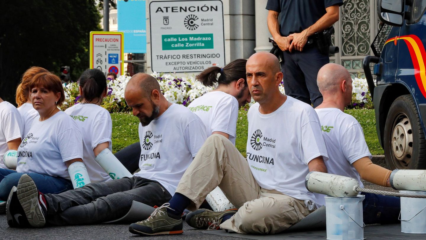 Un grupo de activistas de Greenpeace ha cortado el acceso de vehículos a Madrid Central en la calle Alcalá. (EFE)