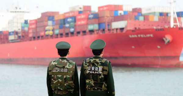 Foto: Dos guardias fronterizos chinos hacen guardia en el puerto de Qingdao, el 8 de marzo de 2018. (EFE)