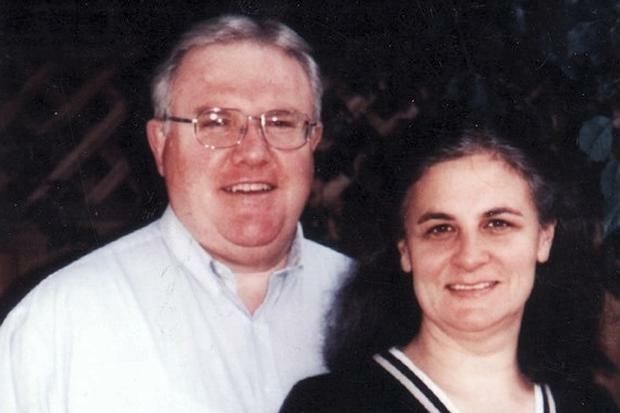 El líder de la secta, Bruces Hales, con su esposa 