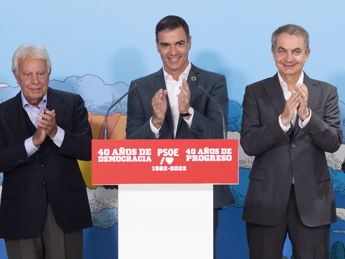 Foto: El presidente del Gobierno, Pedro Sánchez (c), junto a los expresidentes José Luis Rodríguez Zapatero (d) y Felipe González (i). (EFE/PSOE/Eva Ercolanese)