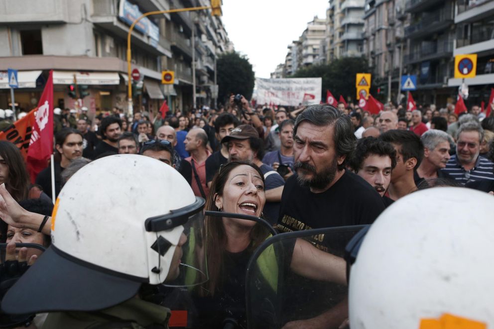 Una manifestante grita a dos policías durante una protesta contra los recortes en Salónica (Reuters).