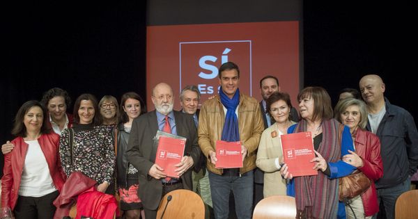 Foto: Pedro Sánchez, en la presentación de su proyecto, con José Félix Tezanos, Manu Escudero, Carmen Calvo y Cristina Narbona, entre otros, el pasado 11 de mayo. (EFE)