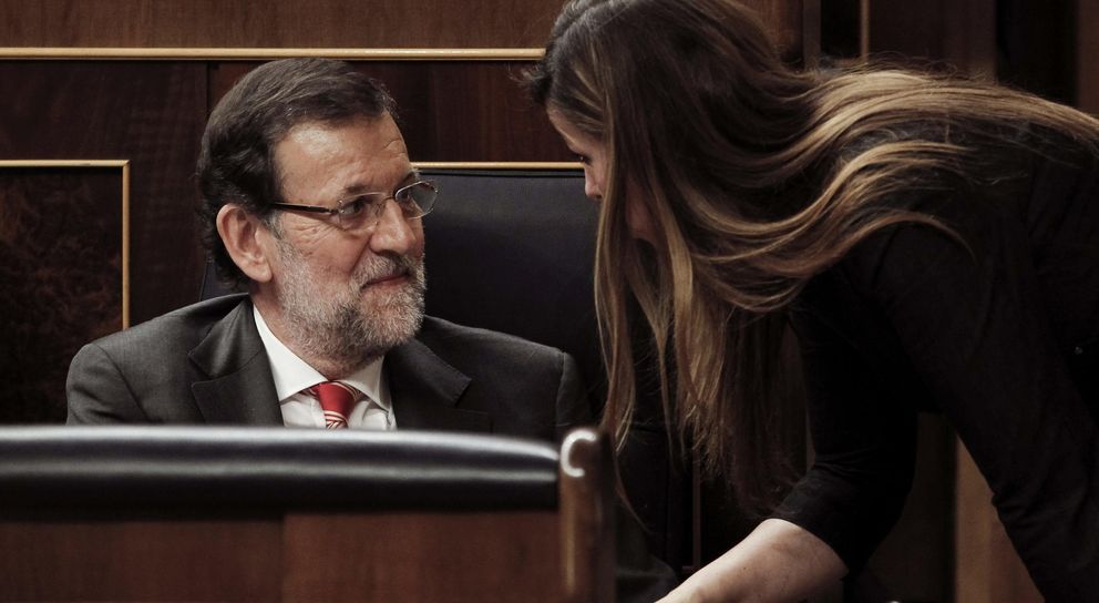 Mariano Rajoy (i) habla con Alicia Sánchez-Camacho, presidenta del PPC. (EFE)