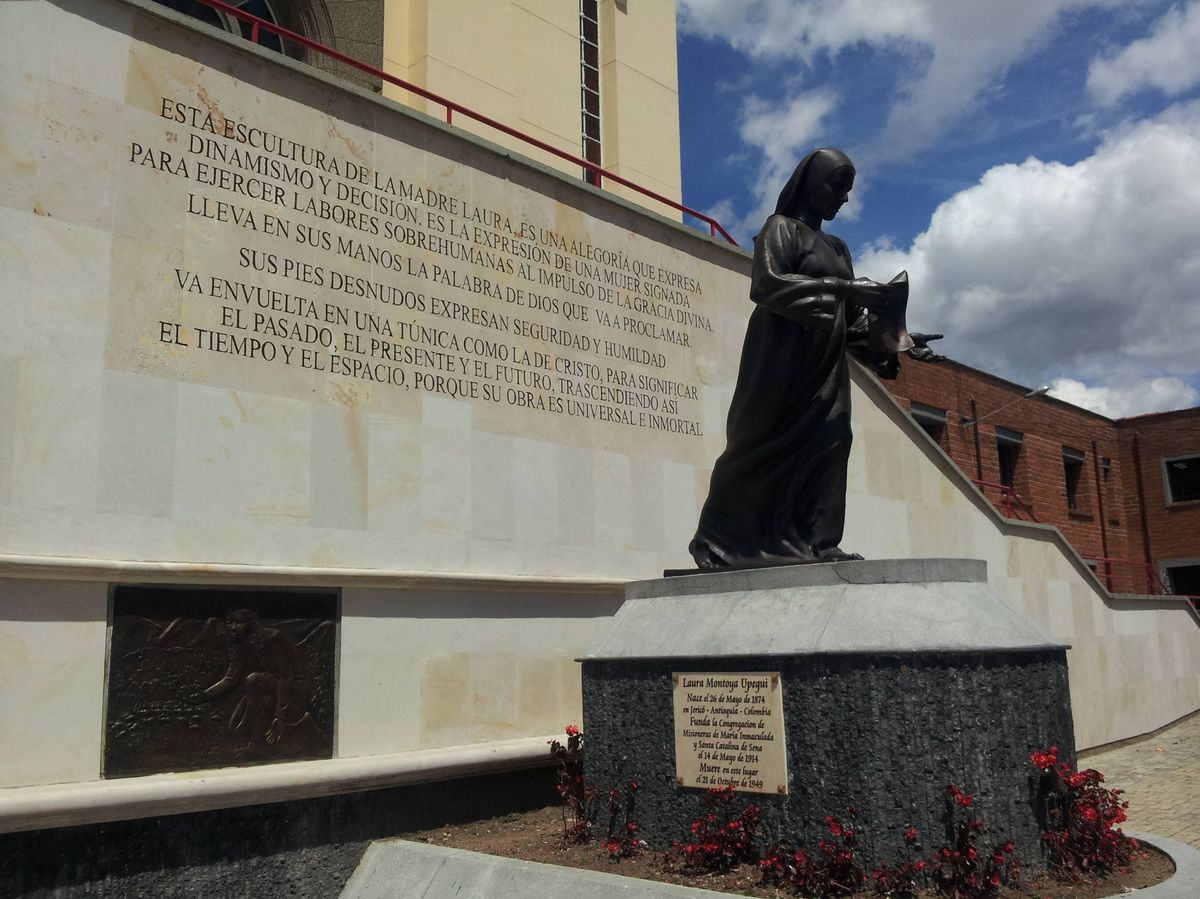 Foto: Monumento a Madre Laura de Santa Catalina de Siena en el Santuario de Medellín.