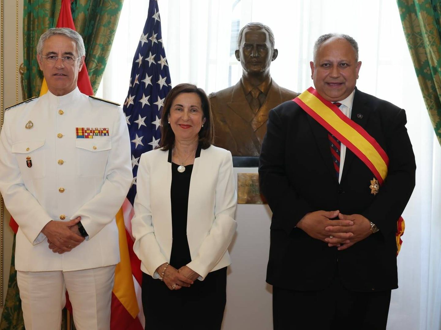 Momento de la imposición de la Gran Cruz al Mérito Naval al Secretario de Marina Carlos del Toro (Armada)