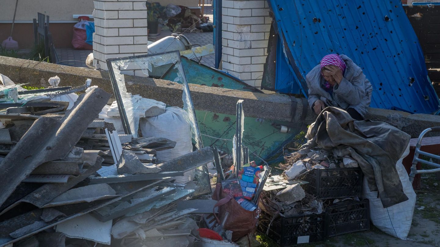 Una mujer se lamenta frente a varios escombros de una casa que dejó un ataque con proyectiles de alto calibre, en Kiev (Ucrania). (EFE / Miguel Gutiérrez) 