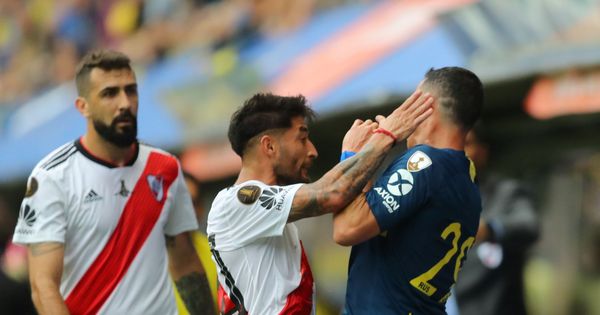 Foto: Milton Casco (i) golpea en la cara a Leonardo Jara. (Reuters)