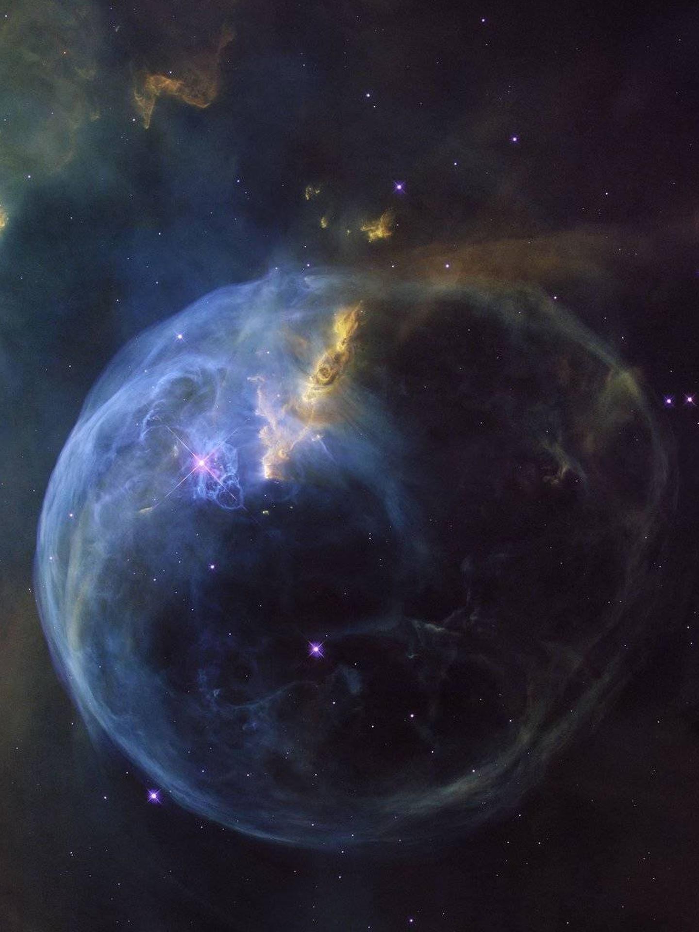 La nebulosa de la burbuja tiene una enorme estrella central que provoca vientos de partículas de hasta 2.000 km/s. Distancia aproximada: 8.000 años luz.