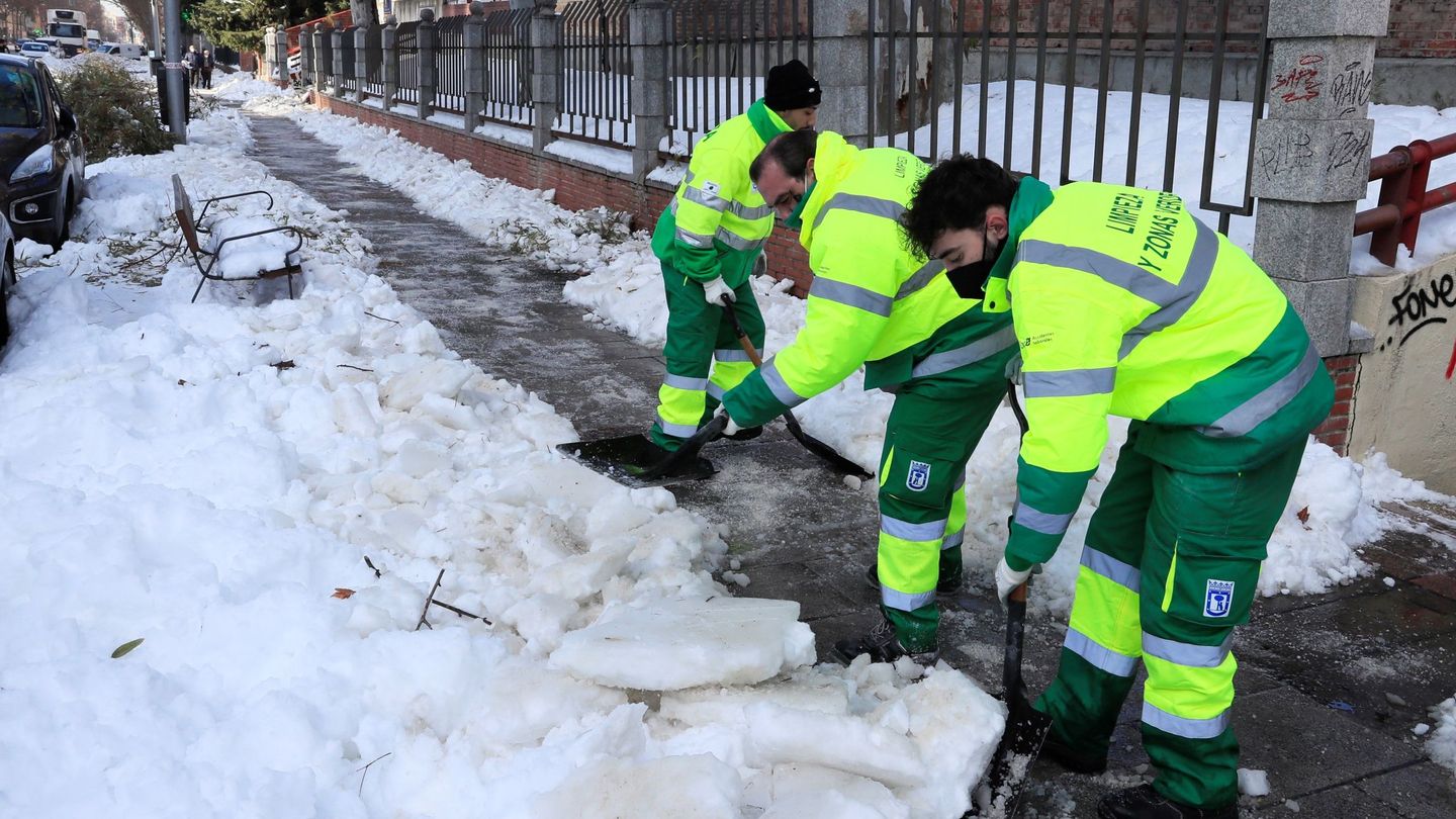 Operarios del Ayuntamiento de Madrid retiran la nieve y el hielo acumulado en las aceras. (EFE)