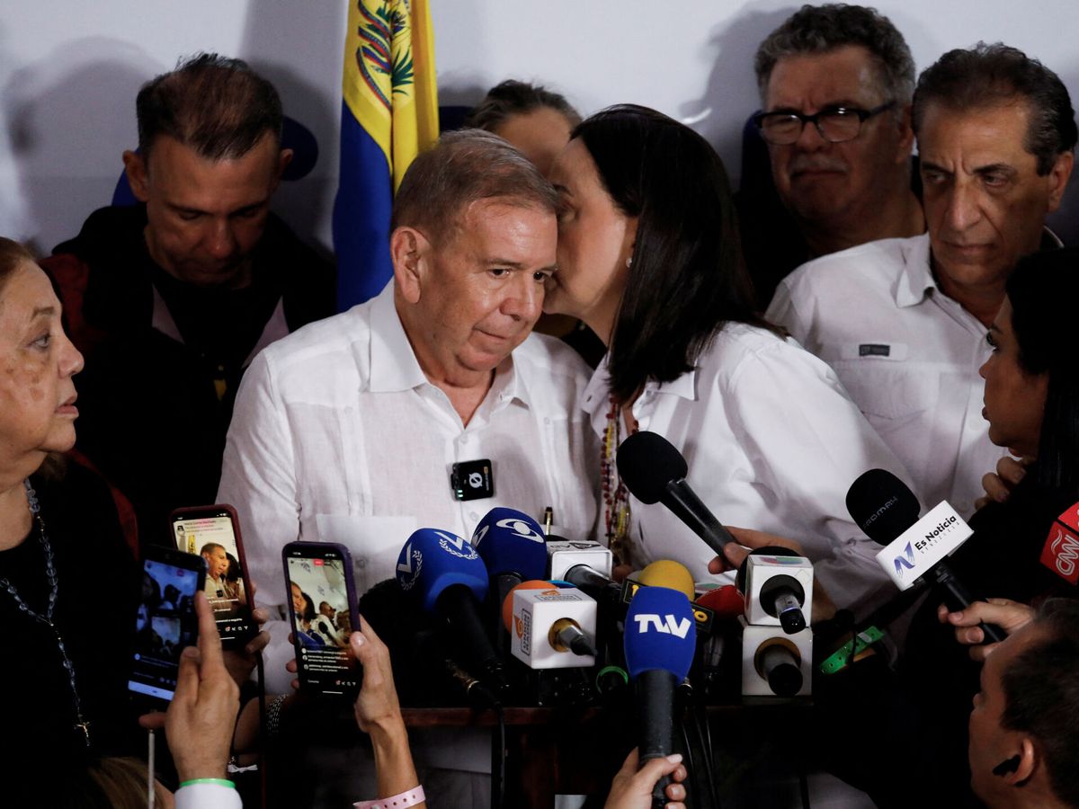 Foto: La líder de la oposición, María Corina Machado, susurra al oído del candidato presidencial Edmundo Gómez durante una rueda de prensa. (Reuters/Leonardo Fernández)